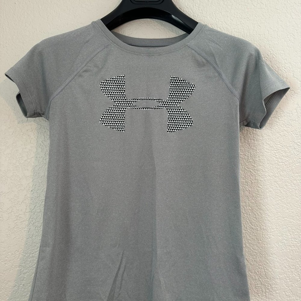 Under Armour short sleeve top in heat gear material. Loose fit.